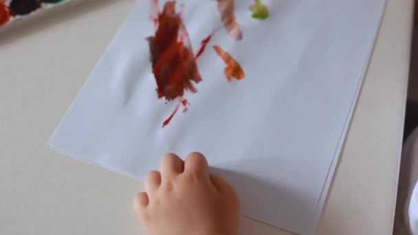 Мальчик рисует в своей комнате — стоковое видео