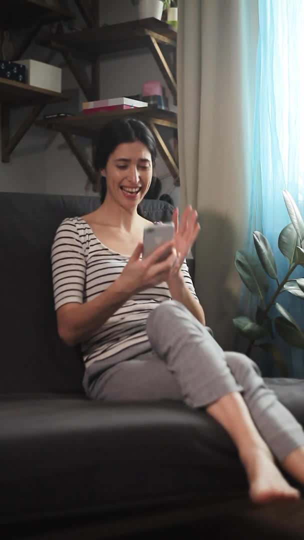 Jonge, mooie vrouw praten via video link met mobiele telefoon — Stockvideo