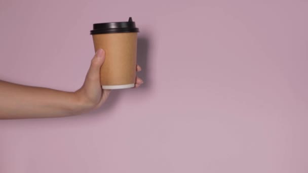 Kávészállítás rózsaszín háttér mellett — Stock videók