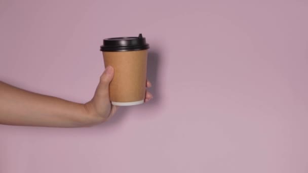 Consegna caffè sullo sfondo rosa — Video Stock