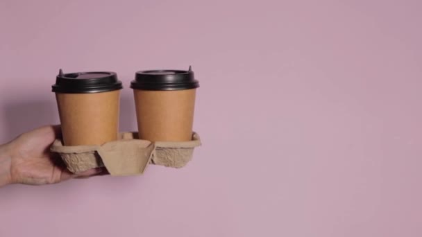 Kaffe leverans mot rosa bakgrund — Stockvideo