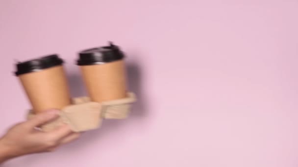 Las manos pasan un vaso de café — Vídeo de stock