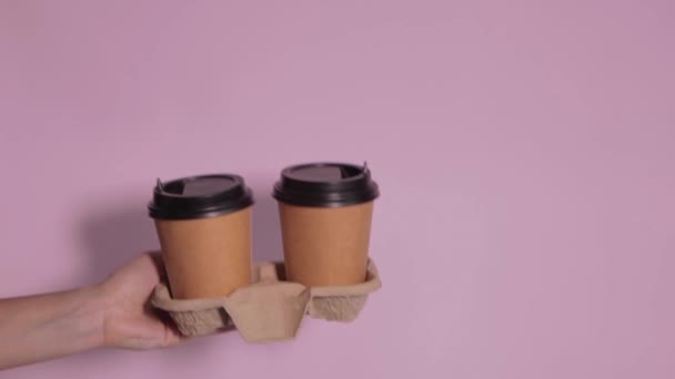 Kaffe leverans mot rosa bakgrund — Stockvideo