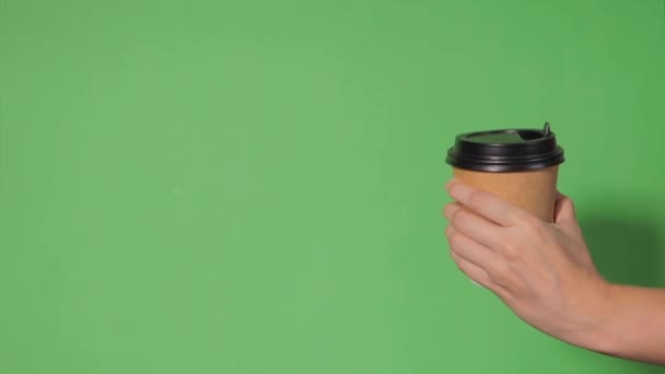 Руки передай стакан кофе. — стоковое видео