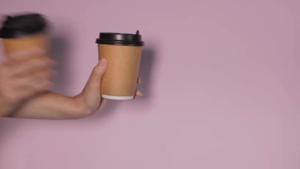 Entrega de café sobre fondo rosa — Vídeo de stock