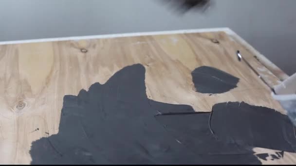 The process of applying putty on a horizontal surface — Stock Video