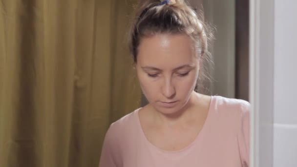 Een vrouw gebruikt pleisters voor de oogleden. Oogverzorging — Stockvideo