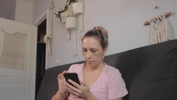 Młoda piękna kobieta z poziomu smartfona w pokoju — Wideo stockowe
