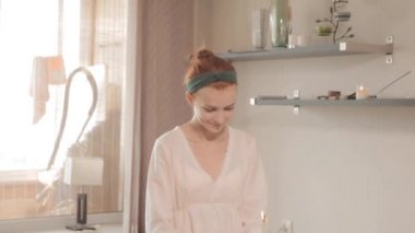 Çıplak kadın masörden kulak mumu alıyor.