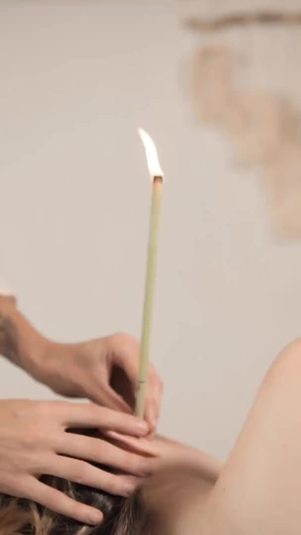 Nahá žena dostává ošetření ušní svíčky od maséra — Stock video