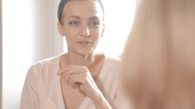 Kanepede konuşan genç kadınlar.