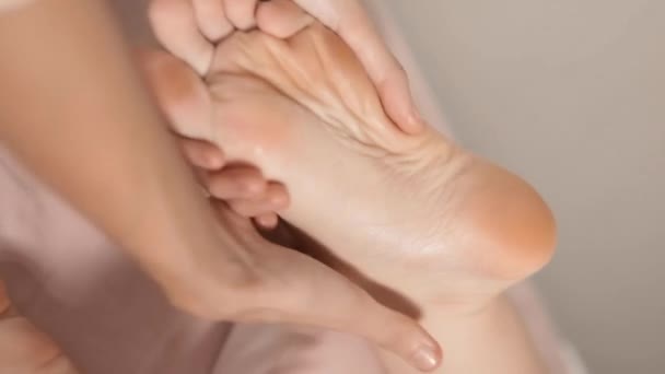 Primer plano de terapeuta masajeando los pies de su paciente — Vídeos de Stock