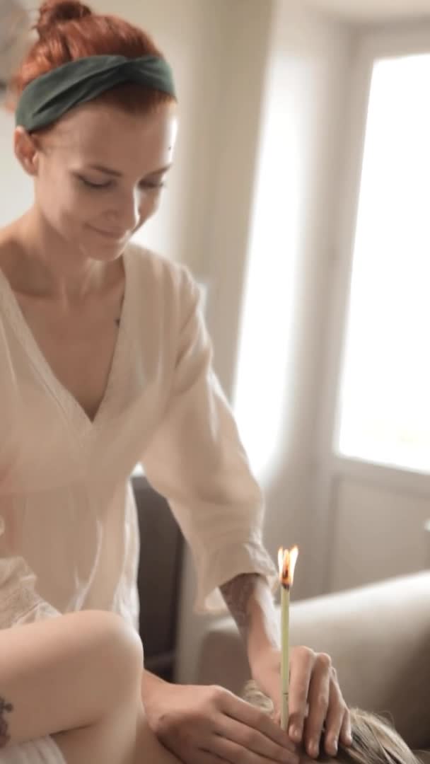 Mulher nua recebendo tratamento de vela de ouvido do massagista — Vídeo de Stock