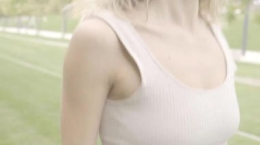 Güzel bir parkta spor eğitimi.