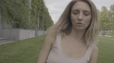 Meditasyon yapan bir kadın.
