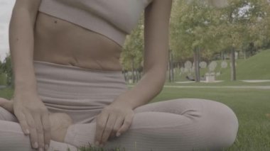 Meditasyon yapan bir kadın.