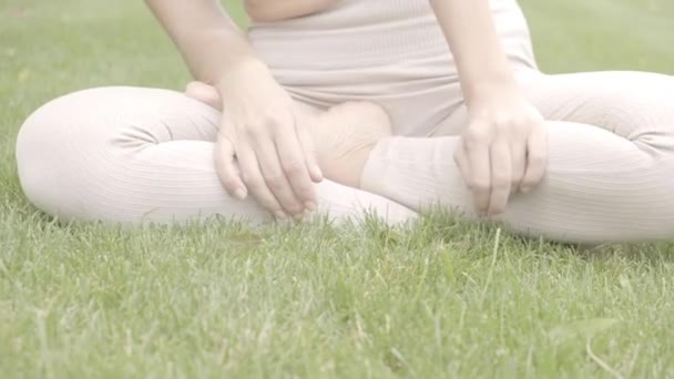 Una mujer practica meditación — Vídeo de stock