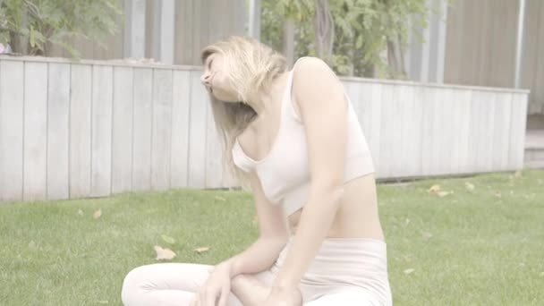 Kobieta praktykuje medytację — Wideo stockowe
