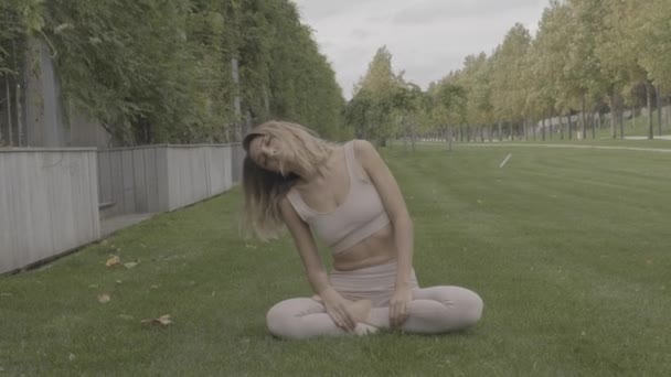 Жінка практикує медитацію — стокове відео
