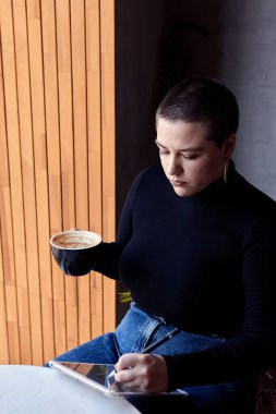 Dizüstü bilgisayarda çalışan bir kadın.