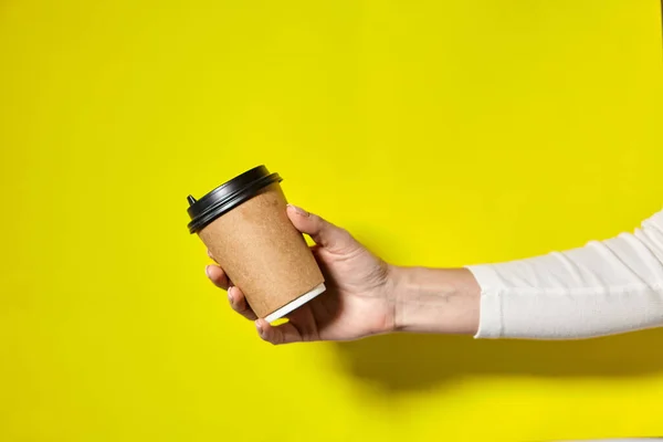 Mãos segurando copos Café para ir — Fotografia de Stock