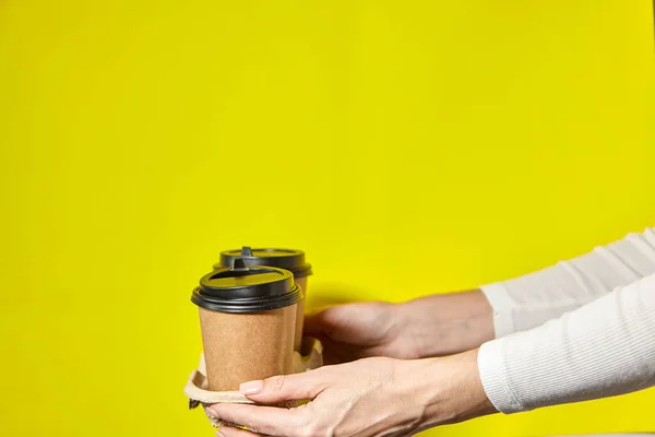 Mãos a segurar dois copos. Chá ou café para ir. — Fotografia de Stock