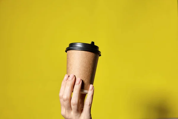 Handen vasthouden kopjes Koffie te gaan — Stockfoto