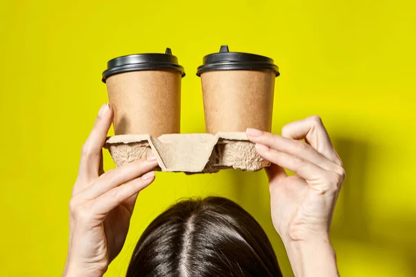 Manos sosteniendo dos tazas. Té o café para llevar. — Foto de Stock