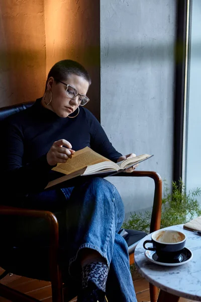 Dizüstü bilgisayarda çalışan bir kadın.