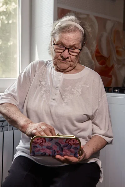 Die ältere Frau zählt das Geld. — Stockfoto