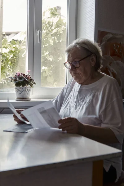 Senior Woman verifica documentos — Fotografia de Stock
