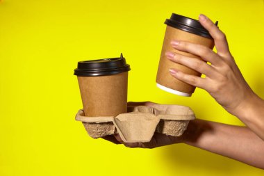 Renkli bir arkaplanda model