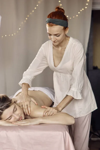 Osteopat Terapeut Gör Manipulation Och Massera Patienten Kvinnlig Massageterapeut Masserar — Stockfoto