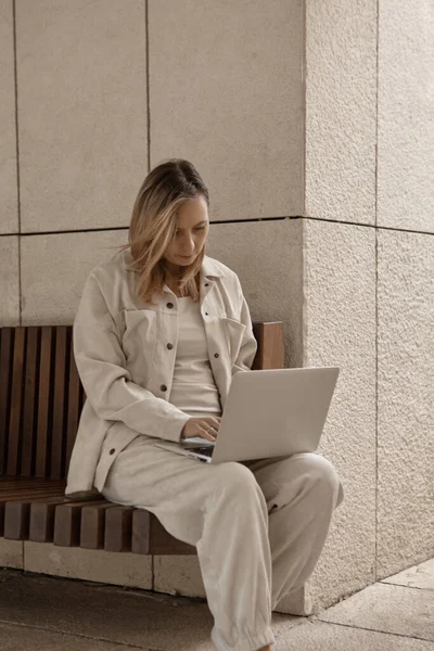 Uma Jovem Está Trabalhando Laptop Parque Conceito Trabalho Remoto Através — Fotografia de Stock