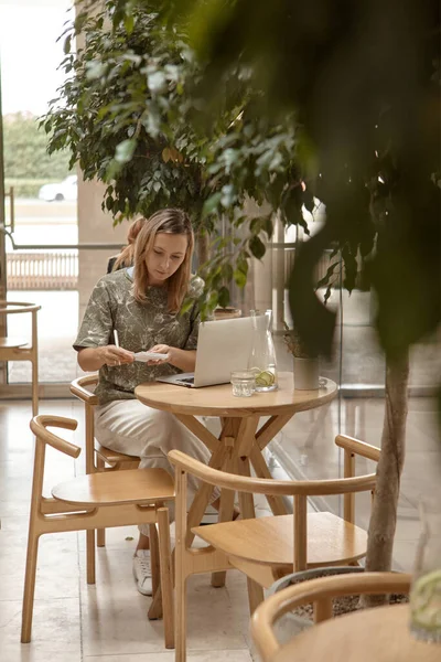 Uma Jovem Está Sentada Café Trabalhando Laptop Conceito Trabalho Freelancer — Fotografia de Stock