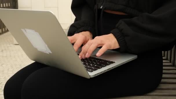 Крупный план рук, печатающих на клавиатуре ноутбука — стоковое видео