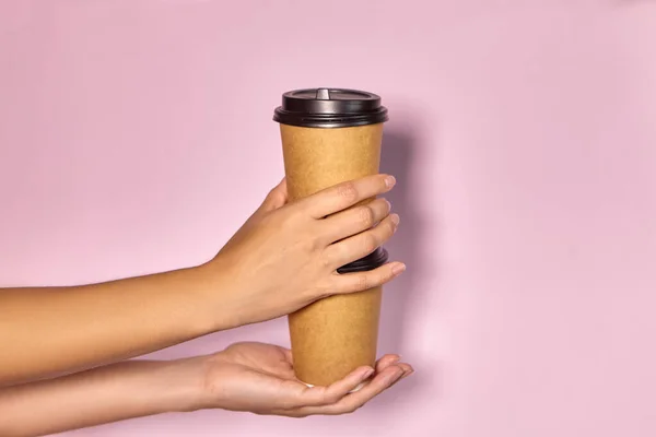 Las manos pasan un vaso de café — Foto de Stock