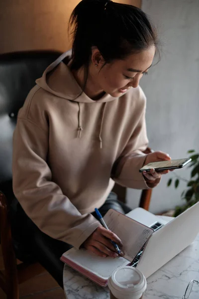 Asian female freelancer working in a cafe — Fotografia de Stock
