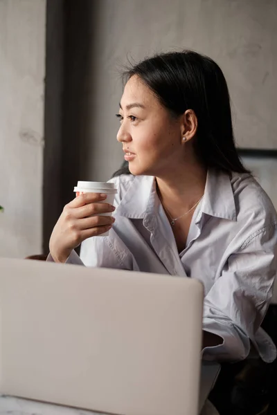 Freelancer feminino asiático trabalhando em um café — Fotografia de Stock