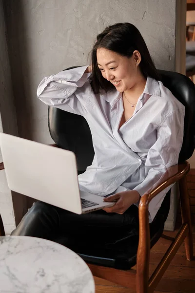 Asian female freelancer working in a cafe — Fotografia de Stock