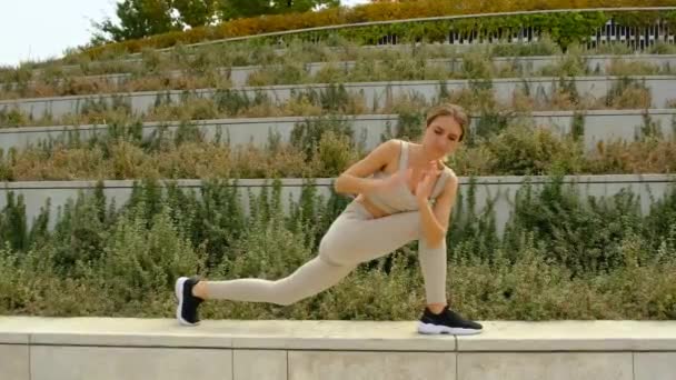 Жінка робить йогу в парку — стокове відео