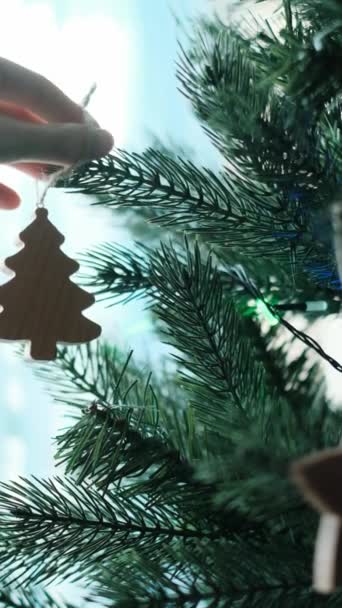 Den Weihnachtsbaum schmücken — Stockvideo