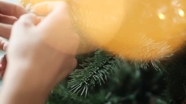 Decoración del árbol de Navidad — Vídeos de Stock