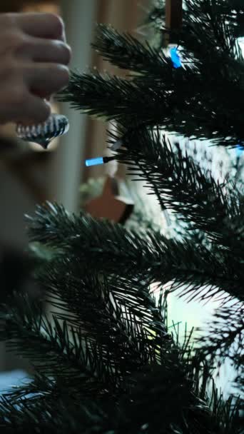 Decorating the christmas tree — Stock Video