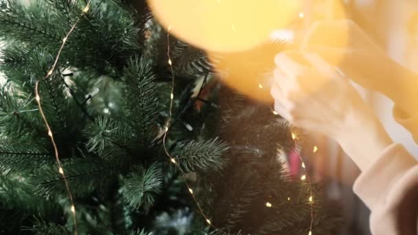 Decoratie van de kerstboom — Stockvideo