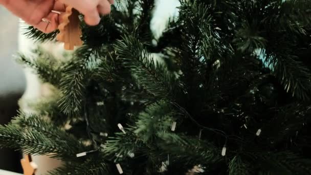 Decoratie van de kerstboom — Stockvideo