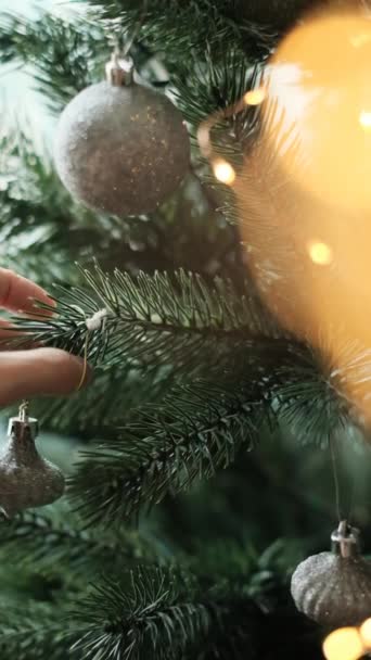 A karácsonyfa díszítése — Stock videók
