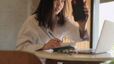 Bir kafede çalışan Asyalı serbest çalışan bir kadın.