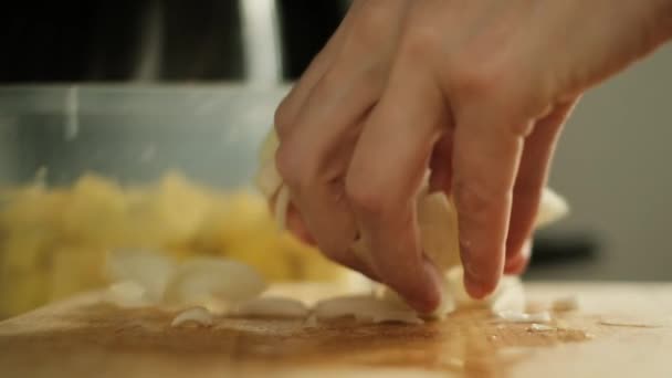 Femme coupe légumes sur la table dans la cuisine — Video