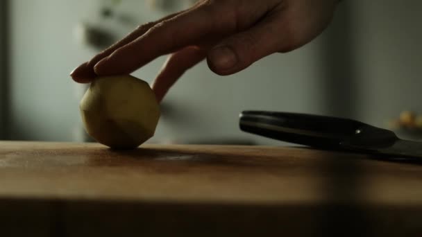 Vrouw snijden groente op tafel in de keuken — Stockvideo